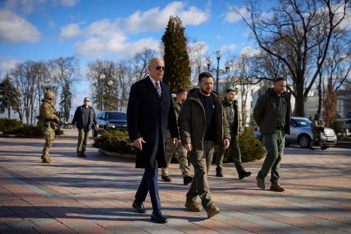Poutine fait la guerre, Biden fait de la com