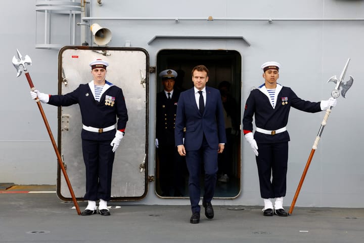 Les soignants suspendus, l’armée de réserve de la propagande Macron