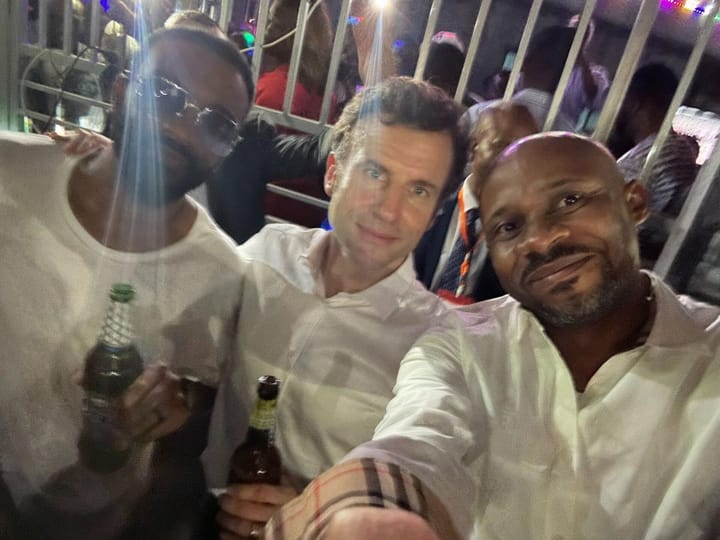 Macron fait la teuf en Afrique