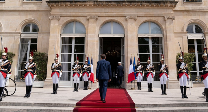 Nicolas Baverez contre Macron : le moment schizo du fascisme gris, par Modeste Schwartz