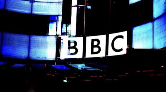 Royaume-Uni : un présentateur vedette de la BBC au cœur d’un scandale