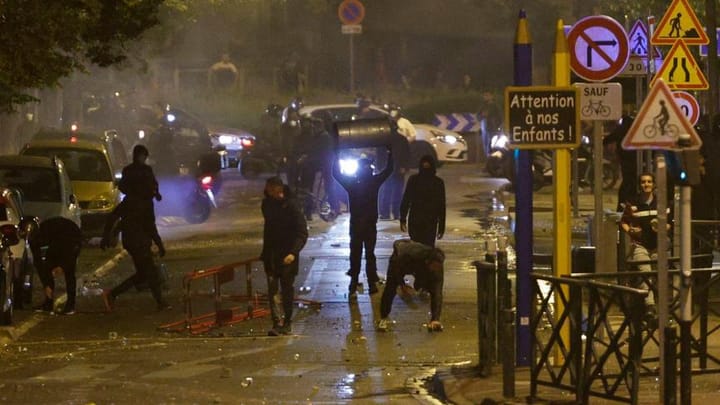 La « provoc »: Macron convoque les chefs de parti dans un ilot de la caste en pleine banlieue