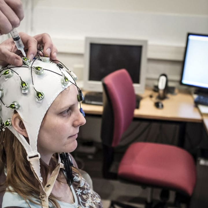 Neuralink teste sa puce cérébrale pour contrôler un bras robotisé