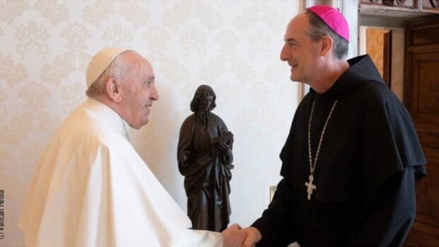 La leçon de liberté du Pape François à Emmanuel Macron